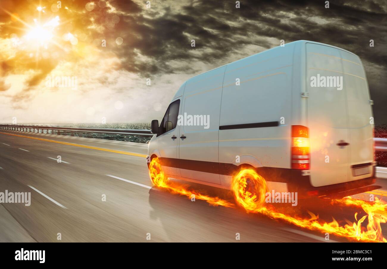 Super schneller Transport mit einem weißen Van mit Rädern in Brand Stockfoto