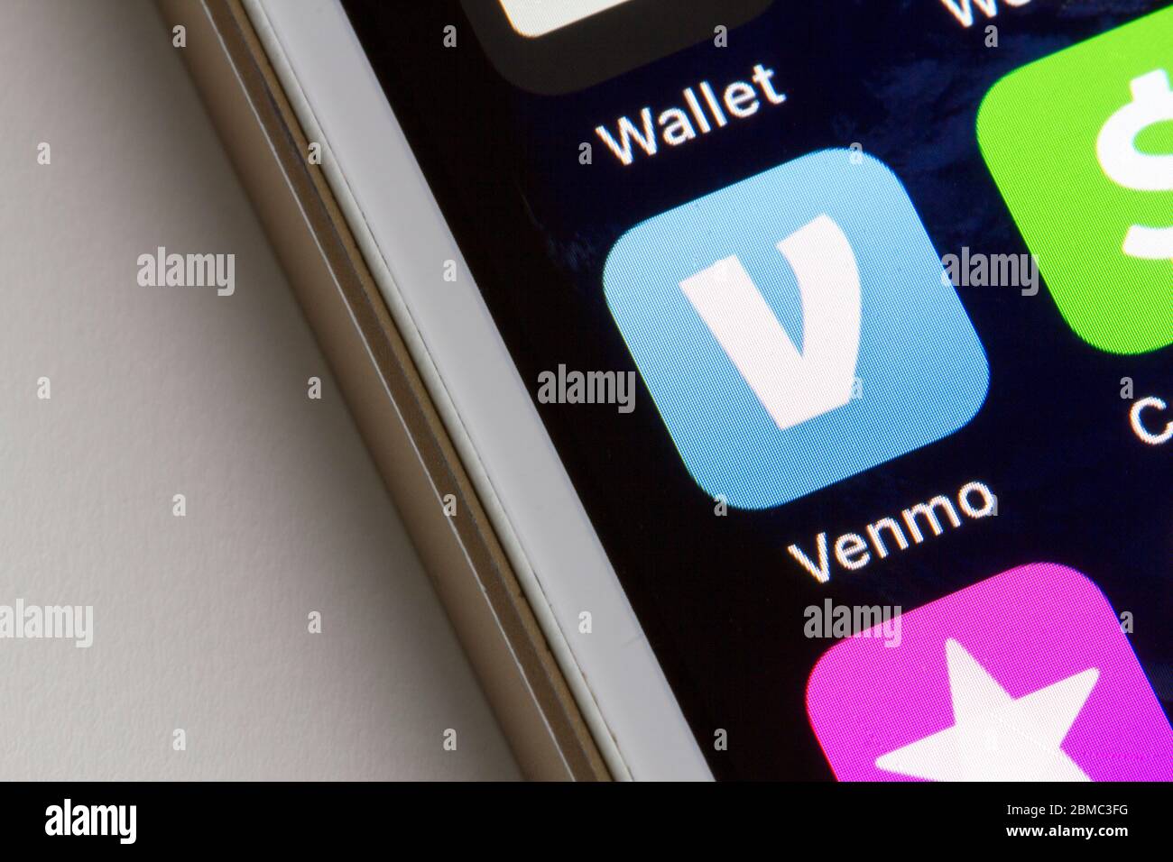 Venmo Mobile App Icon wird auf einem Smartphone gesehen. Venmo ist ein mobiler Bezahldienst von PayPal. Stockfoto