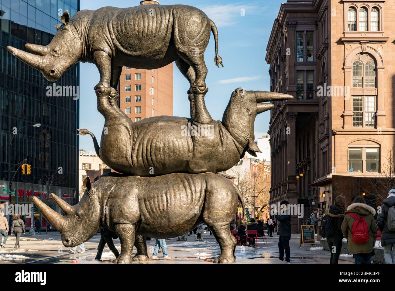 Die letzten drei sind eine 17 Meter hohe Bronzeskulptur, die die letzten drei Nordweißen Rhinos auf dem Astor Place darstellt. Stockfoto