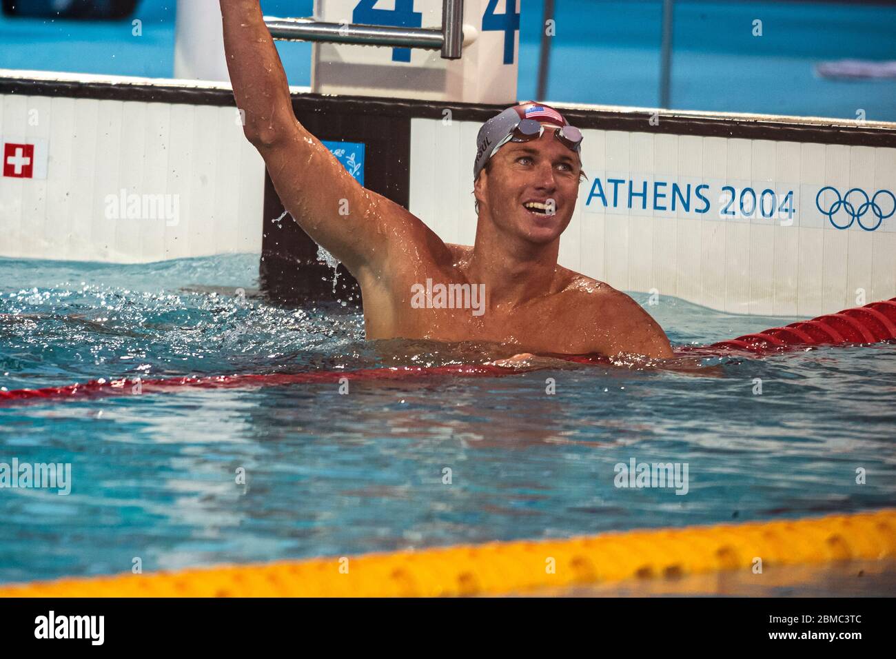 Aaron Peirsol (USA) gewinnt die Goldmedaille im 200 Meter Rückschlag Finale der Männer bei den Olympischen Sommerspielen 2004 in Athen. Stockfoto