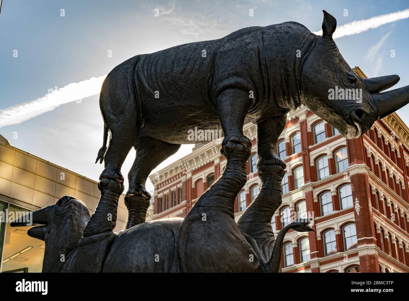 Die letzten drei sind eine 17 Meter hohe Bronzeskulptur, die die letzten drei Nordweißen Rhinos auf dem Astor Place darstellt. Stockfoto