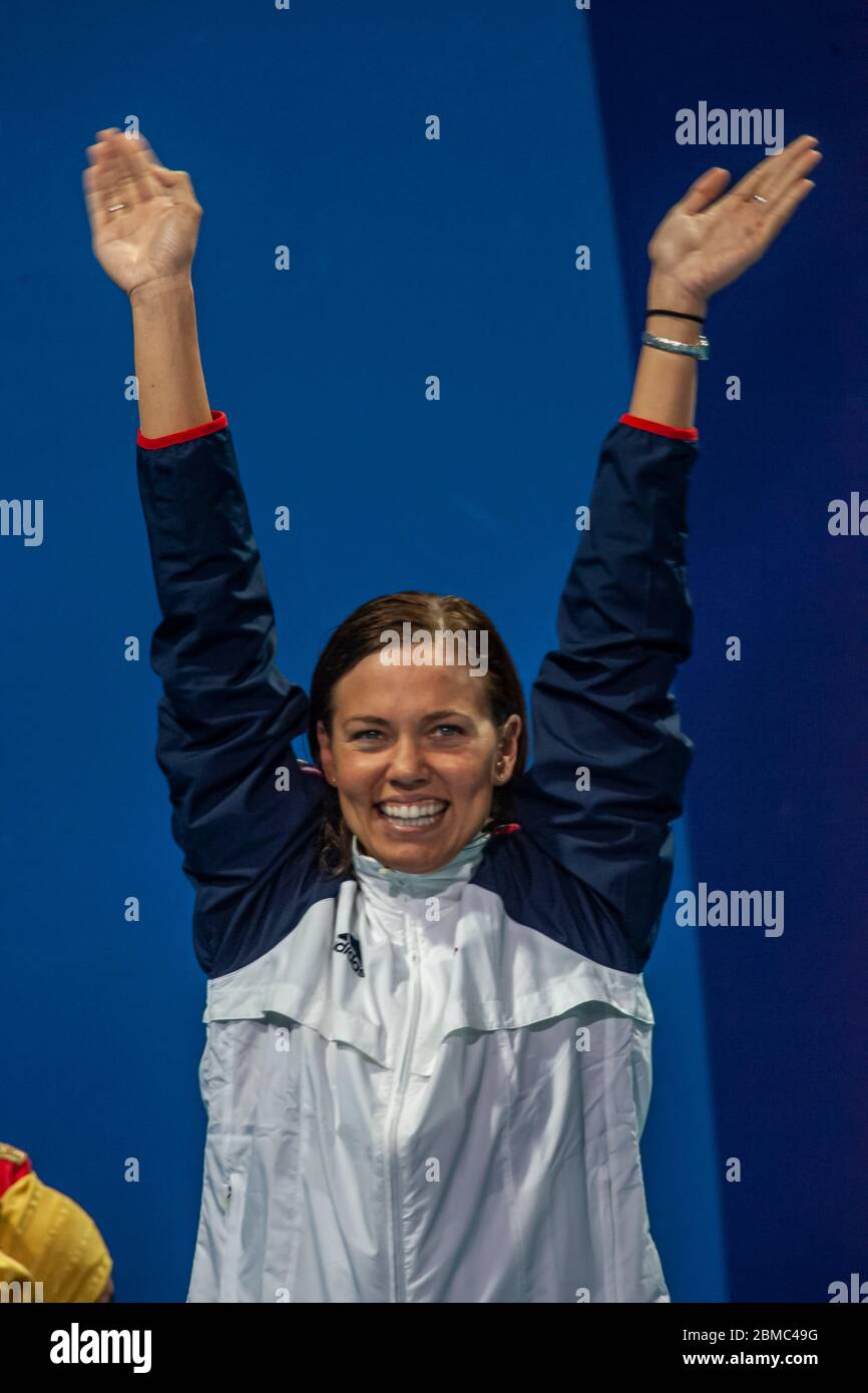 Natalie Coughlin (USA) gewinnt die Goldmedaille im 100 Meter Rückschlag Finale der Frauen bei den Olympischen Sommerspielen 2004 in Athen. Stockfoto