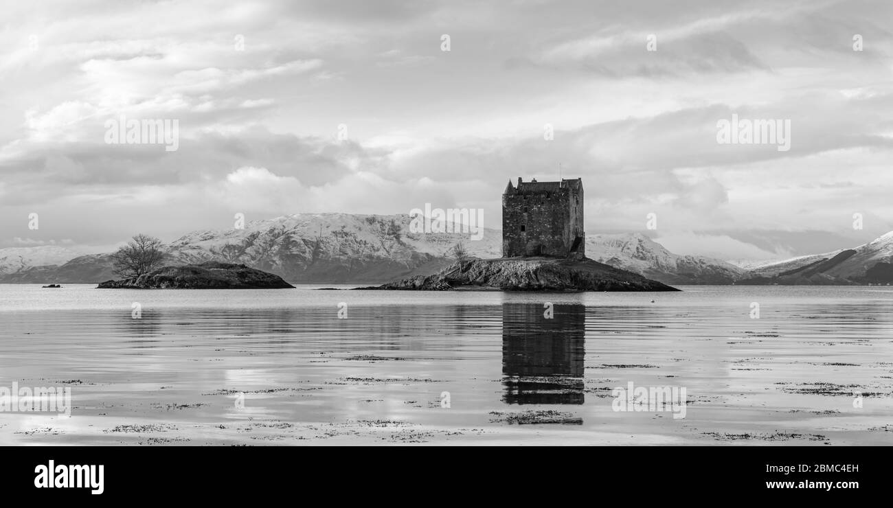 Castle Stalker bei Sonnenuntergang am Loch Laich, Loch Linnhe in den schottischen Highlands, Schottland. Stockfoto