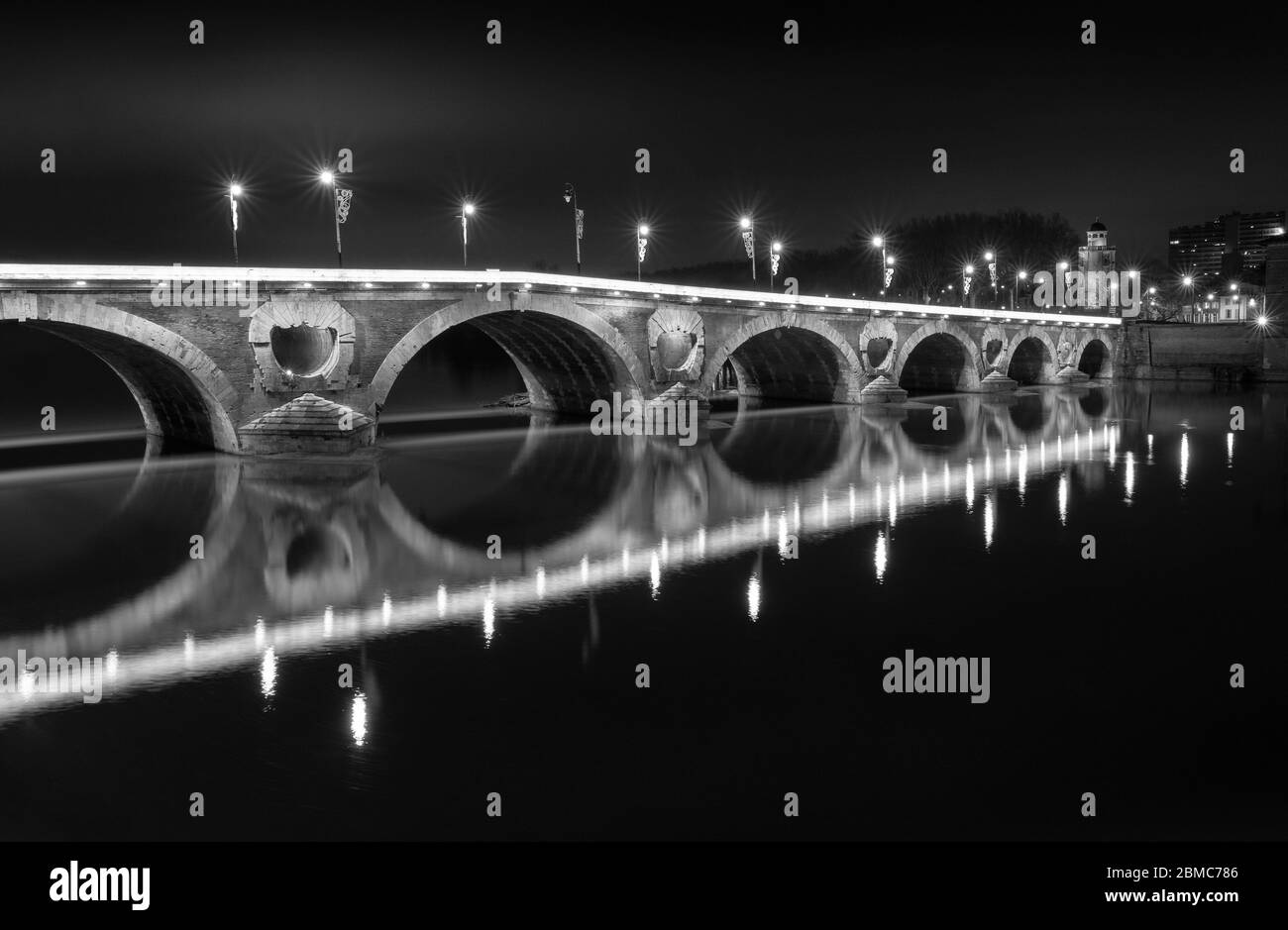 Reflexion von Pont Neuf über dem fluss garonne bei Nacht in Toulouse, Frankreich. Stockfoto