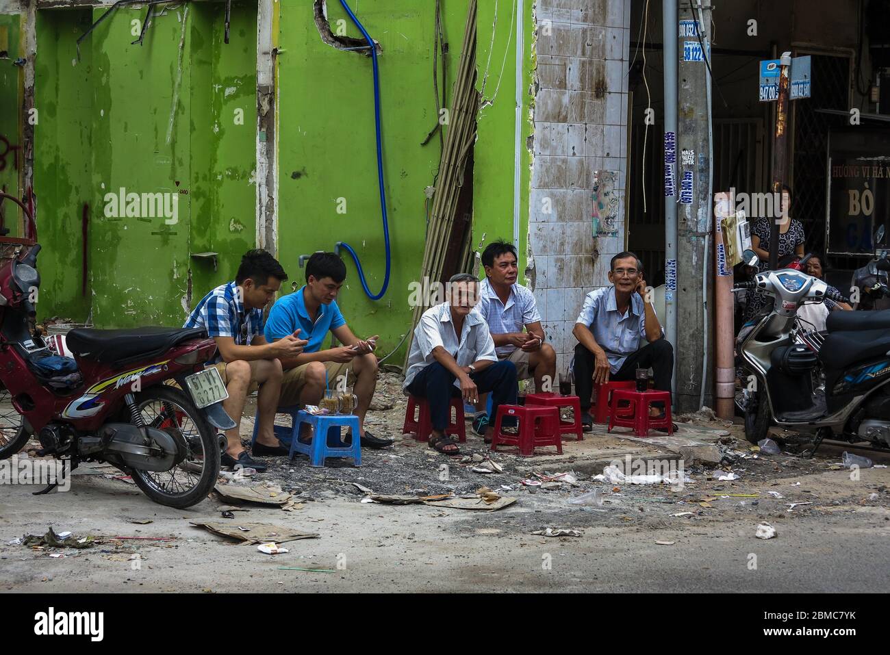 Eine Gruppe von Männern in Ho Chi Minh City, Vietnamcoll Stockfoto