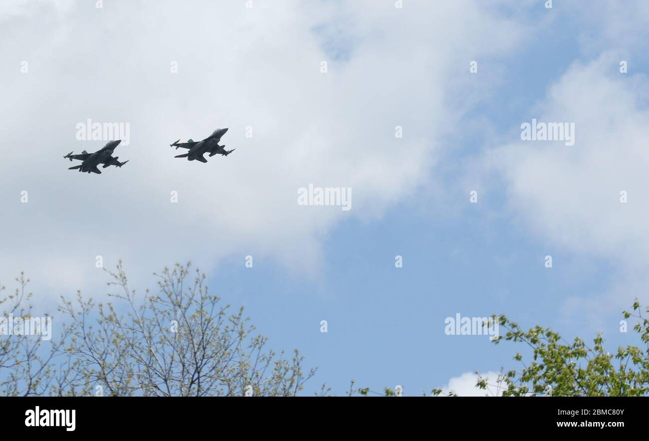 F-16 Flugzeug. Air National Guard, 180th Fighter Wing, Stingers, Flyover zu Ehren der Ersthelfer der Caronavirus-Pandemie. Die Schutzeinheit ist f Stockfoto