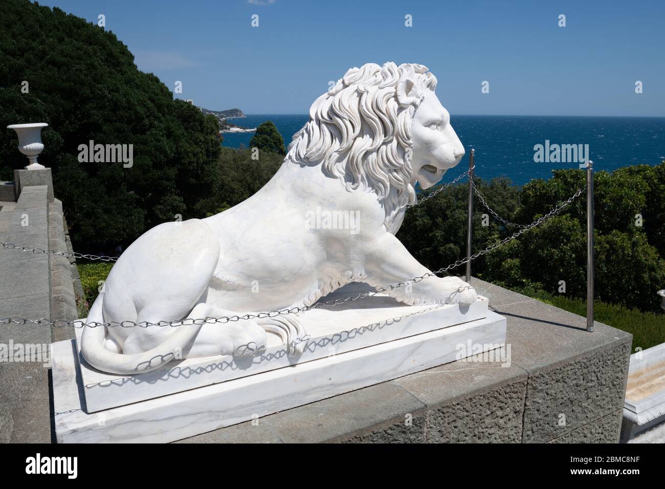 Alupka, Krim - Juli 10. 2019. Löwe auf der Veranda der Südfassade des Woronzow-Palastes Stockfoto