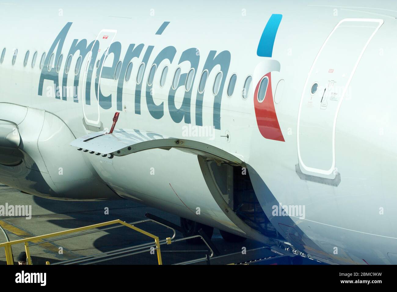 Das American Airlines Logo ist auf einem Passagierflugzeug der American Airlines am 16. Februar 2020 auf dem Portland International Airport zu sehen. Stockfoto