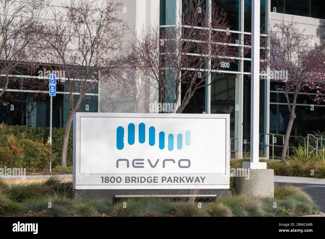 Das Nevro-Logo ist am 16. Februar 2020 in der Zentrale des globalen Medizinproduktemanks Nevro in Redwood City, Kalifornien, zu sehen. Stockfoto