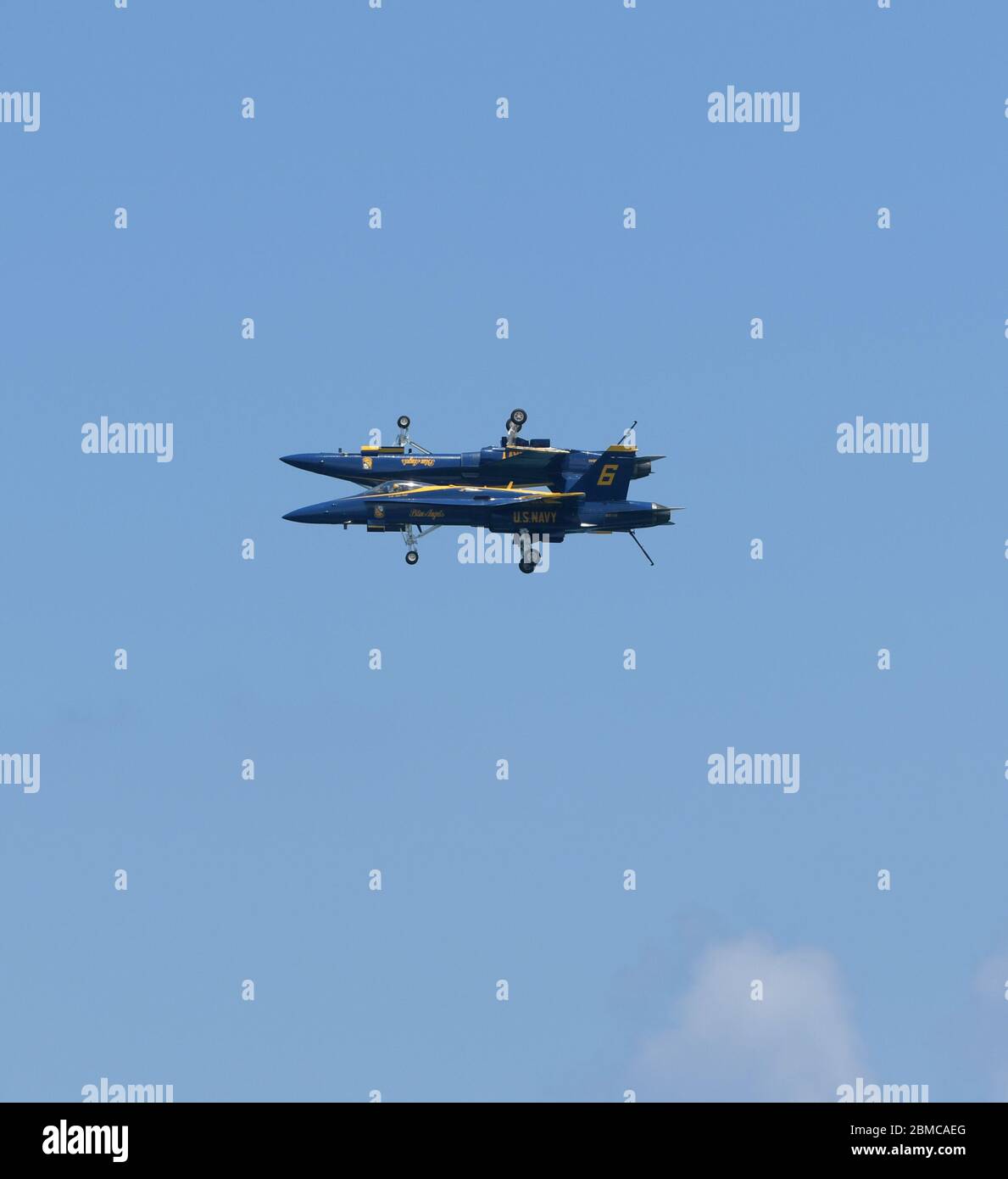 FORT LAUDERDALE, FL - MAI 04: U.S. Navy Blue Angels Team tritt in der Ford Lauderdale Air Show am 4. Mai 2019 in Fort Lauderdale, Florida auf. Personen: Blue Angels Kredit: Storms Media Group/Alamy Live News Stockfoto