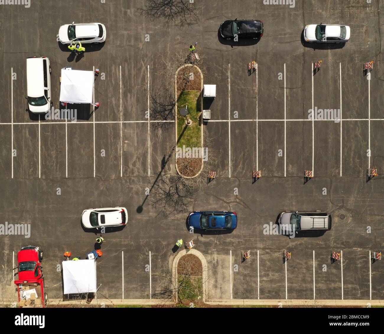 Schaumburg, Illinois, USA. Mai 2020. Der Chicagoer Vorort Schaumburg, Illinois, veranstaltete eine dreitägige kostenlose Maskenverteilung für seine Bewohner, bei der sie rund 70,000 Masken verteilen wollten. Ab dem 1. Mai müssen alle Personen in Illinois über 2 Jahre eine Maske oder Gesichtsbedeckung tragen, während sie in der Öffentlichkeit oder während der Arbeit sind, wenn 6 Fuß soziale Distanzierung unmöglich oder unpraktisch ist. Das Vorstadtdorf hat eine Bevölkerung von rund 158,000. Quelle: ZUMA Press, Inc./Alamy Live News Stockfoto