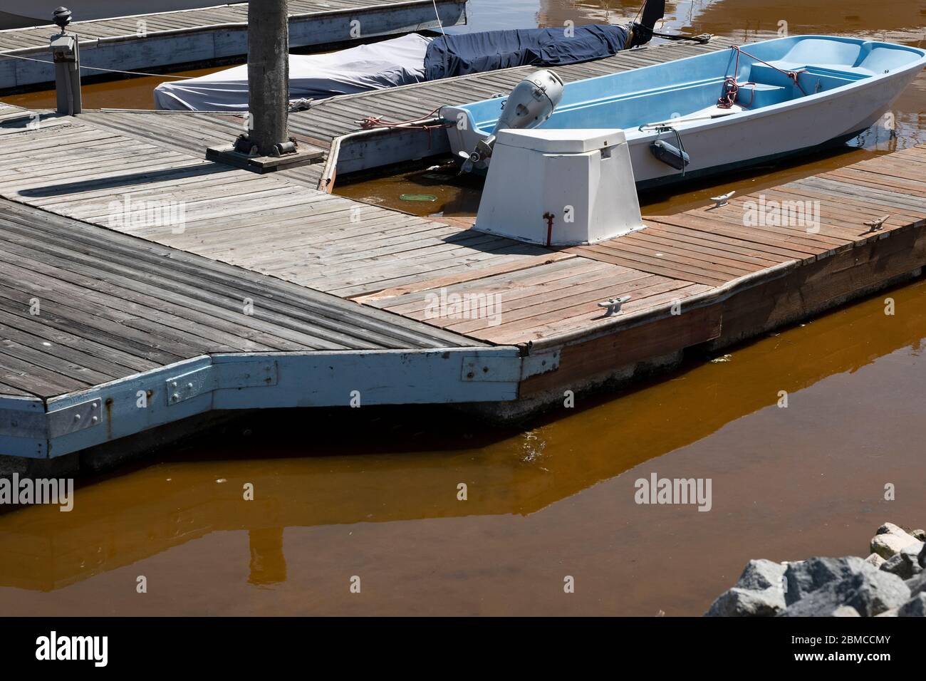 Boote dockten in extrem verschmutztem Wasser im Hafen von Los Angeles Stockfoto