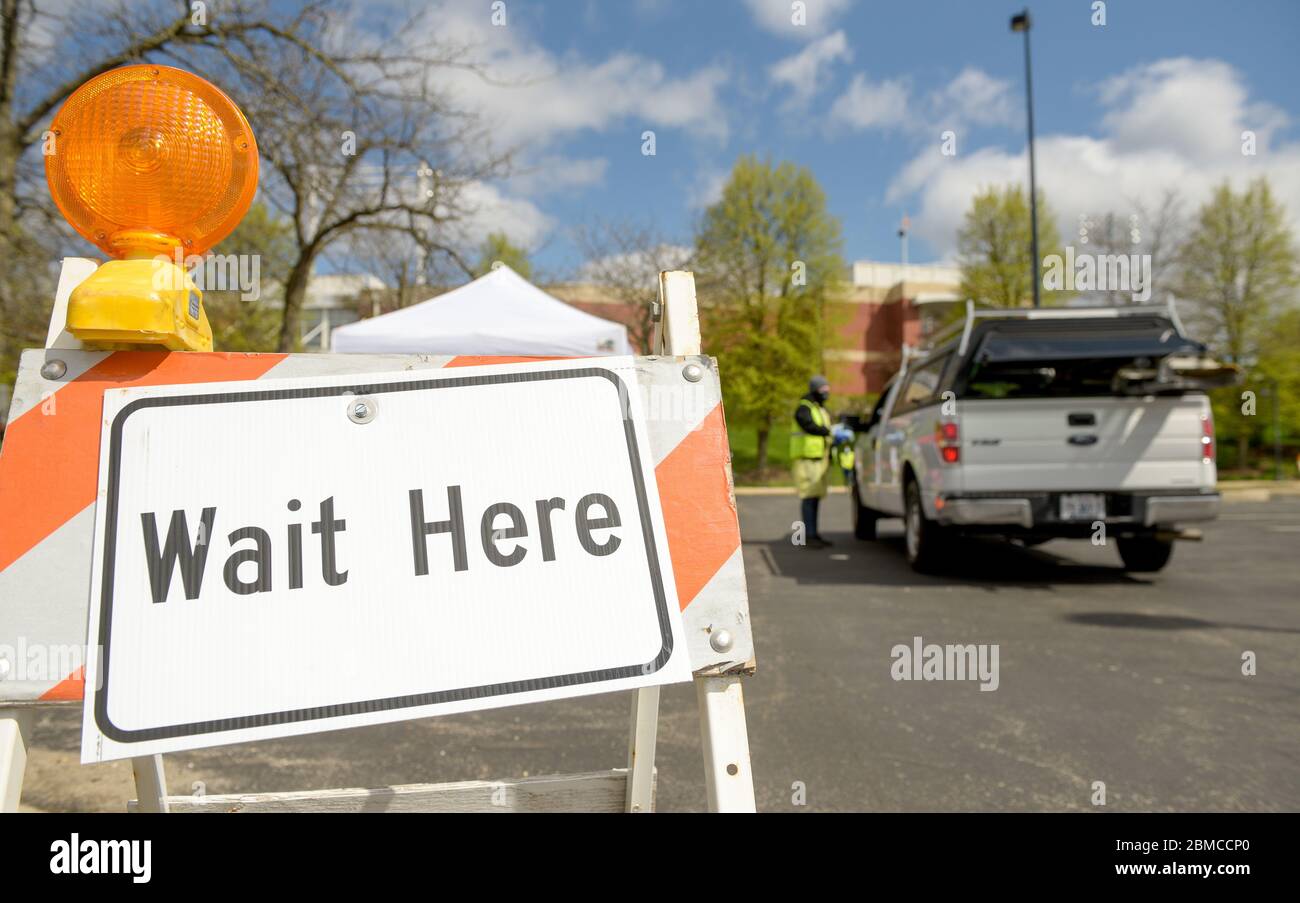 Schaumburg, Illinois, USA. Mai 2020. Der Chicagoer Vorort Schaumburg, Illinois, veranstaltete eine dreitägige kostenlose Maskenverteilung für seine Bewohner, bei der sie rund 70,000 Masken verteilen wollten. Ab dem 1. Mai müssen alle Personen in Illinois über 2 Jahre eine Maske oder Gesichtsbedeckung tragen, während sie in der Öffentlichkeit oder während der Arbeit sind, wenn 6 Fuß soziale Distanzierung unmöglich oder unpraktisch ist. Das Vorstadtdorf hat eine Bevölkerung von rund 158,000. Quelle: ZUMA Press, Inc./Alamy Live News Stockfoto