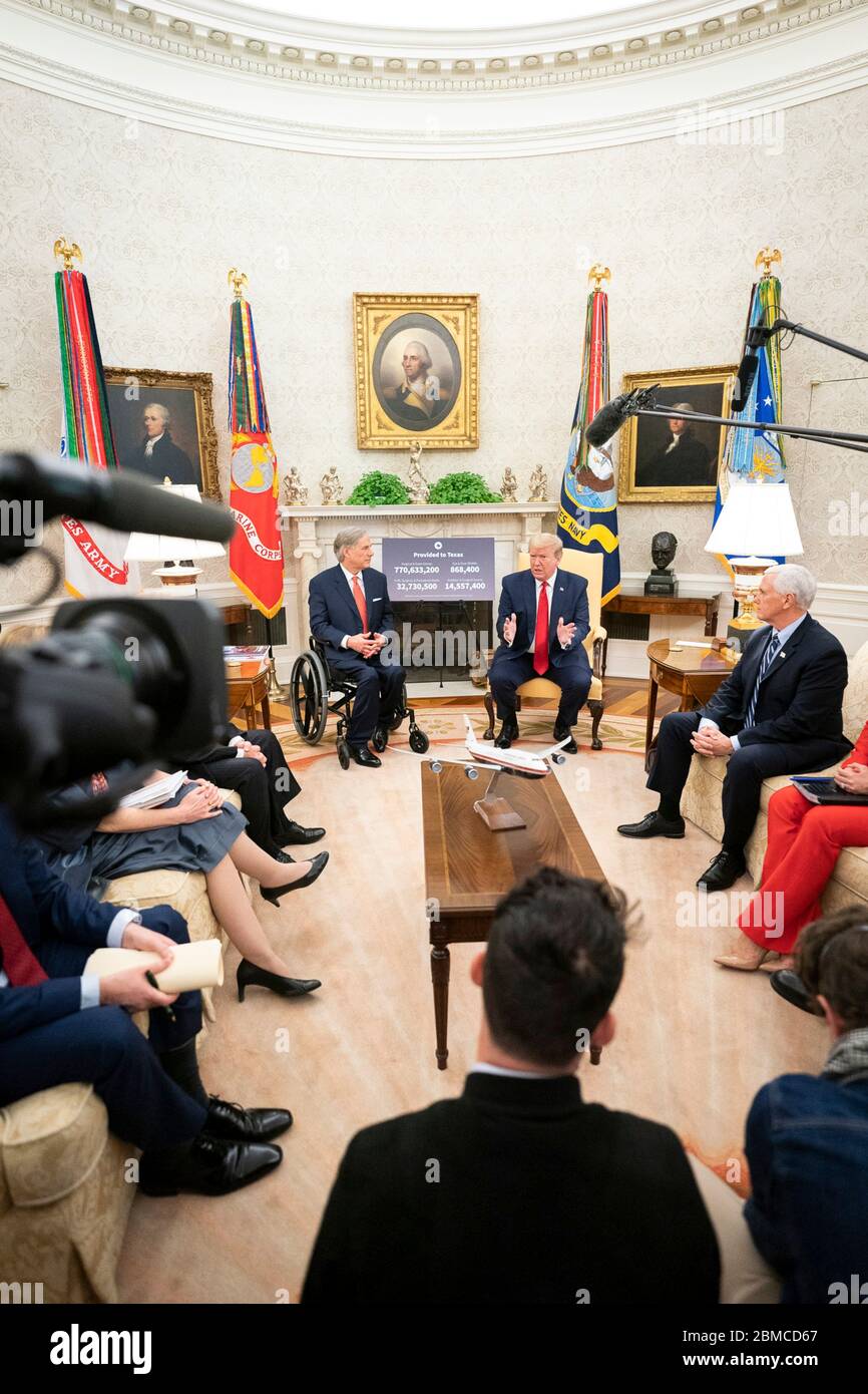 Washington, Vereinigte Staaten Von Amerika. Mai 2020. Washington, Vereinigte Staaten von Amerika. 07 Mai 2020. US-Präsident Donald Trump, zusammen mit Vizepräsident Mike Pence und Mitgliedern der Coronavirus Task Force des Weißen Hauses, trifft sich mit Texas Gov. Greg Abbott im Oval Office des Weißen Hauses 7. Mai 2020 in Washington, DC. Quelle: Tia Dufour/White House Photo/Alamy Live News Stockfoto