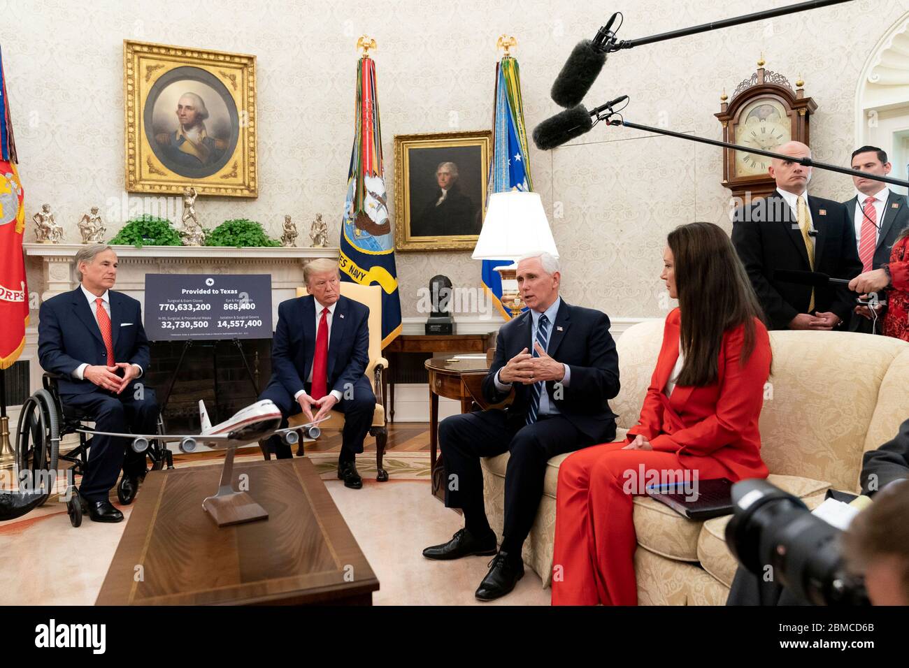 Washington, Vereinigte Staaten Von Amerika. Mai 2020. Washington, Vereinigte Staaten von Amerika. 07 Mai 2020. US-Präsident Donald Trump, zusammen mit Vizepräsident Mike Pence und Mitgliedern der Coronavirus Task Force des Weißen Hauses, trifft sich mit Texas Gov. Greg Abbott im Oval Office des Weißen Hauses 7. Mai 2020 in Washington, DC. Quelle: Tia Dufour/White House Photo/Alamy Live News Stockfoto