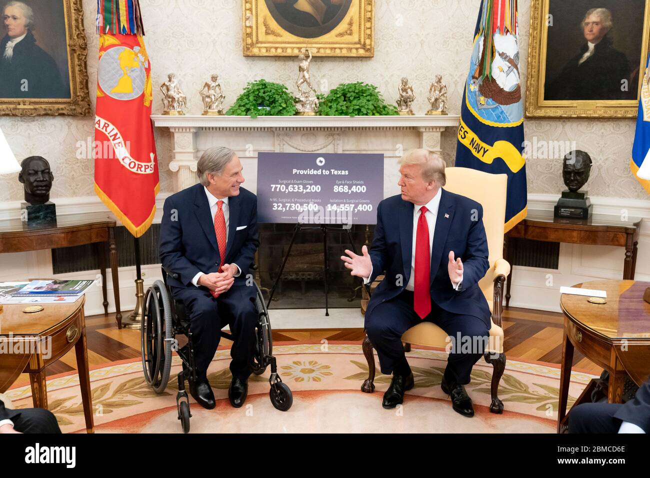 Washington, Vereinigte Staaten Von Amerika. Mai 2020. Washington, Vereinigte Staaten von Amerika. 07 Mai 2020. US-Präsident Donald Trump trifft sich mit Texas Gov. Greg Abbott im Oval Office des Weißen Hauses 7. Mai 2020 in Washington, DC. Quelle: Tia Dufour/White House Photo/Alamy Live News Stockfoto