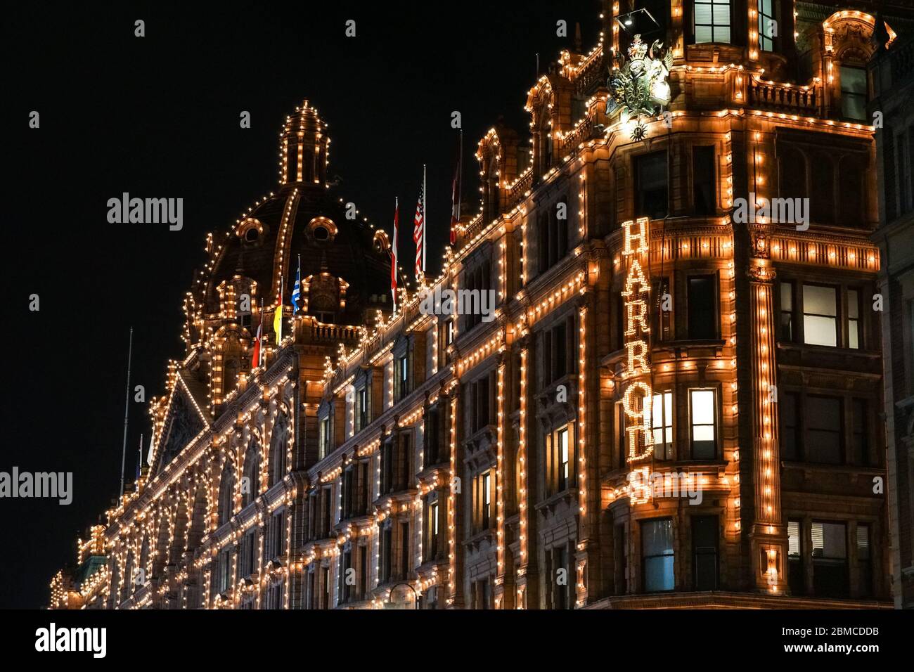 Harrods Kaufhaus beleuchtet bei Nacht, London, England Vereinigtes Königreich Großbritannien Stockfoto