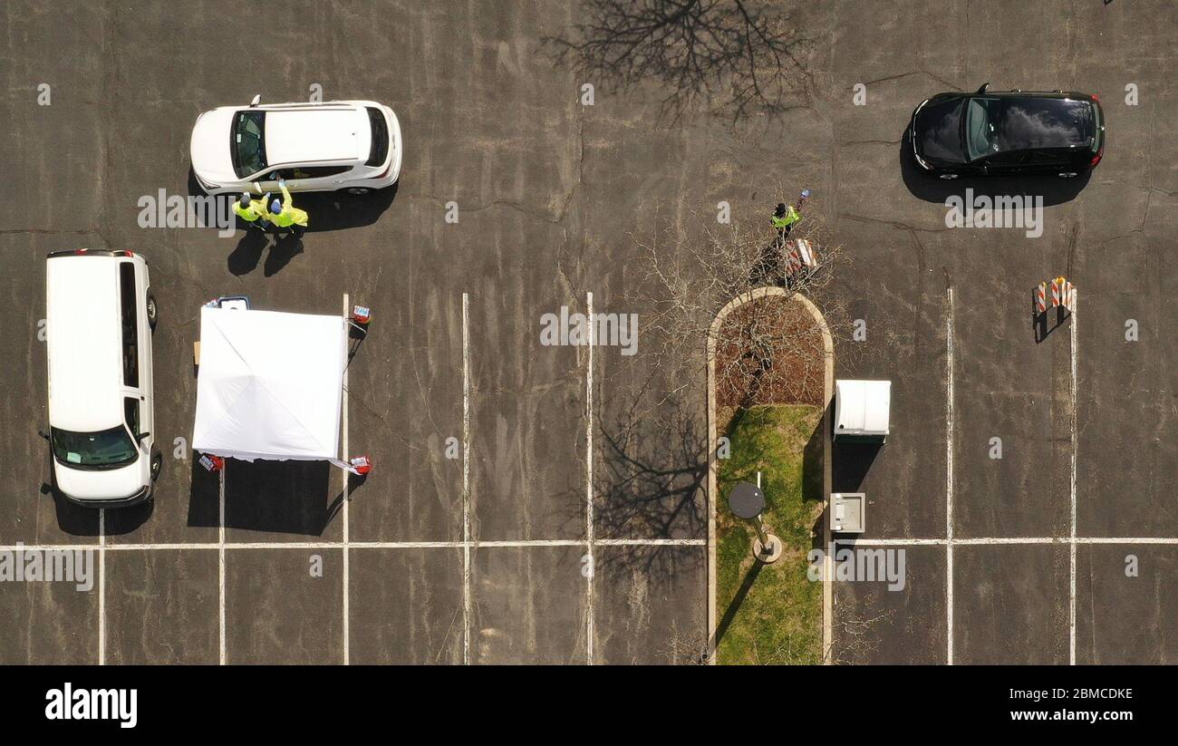 Schaumburg, Illinois, USA. Mai 2020. Der Chicagoer Vorort Schaumburg, Illinois, veranstaltete eine dreitägige kostenlose Maskenverteilung für seine Bewohner, bei der sie rund 70,000 Masken verteilen wollten. Ab dem 1. Mai müssen alle Personen in Illinois über 2 Jahre eine Maske oder Gesichtsbedeckung tragen, während sie in der Öffentlichkeit oder während der Arbeit sind, wenn 6 Fuß soziale Distanzierung unmöglich oder unpraktisch ist. Das Vorstadtdorf hat eine Bevölkerung von rund 158,000. Quelle: ZUMA Press, Inc./Alamy Live News Stockfoto