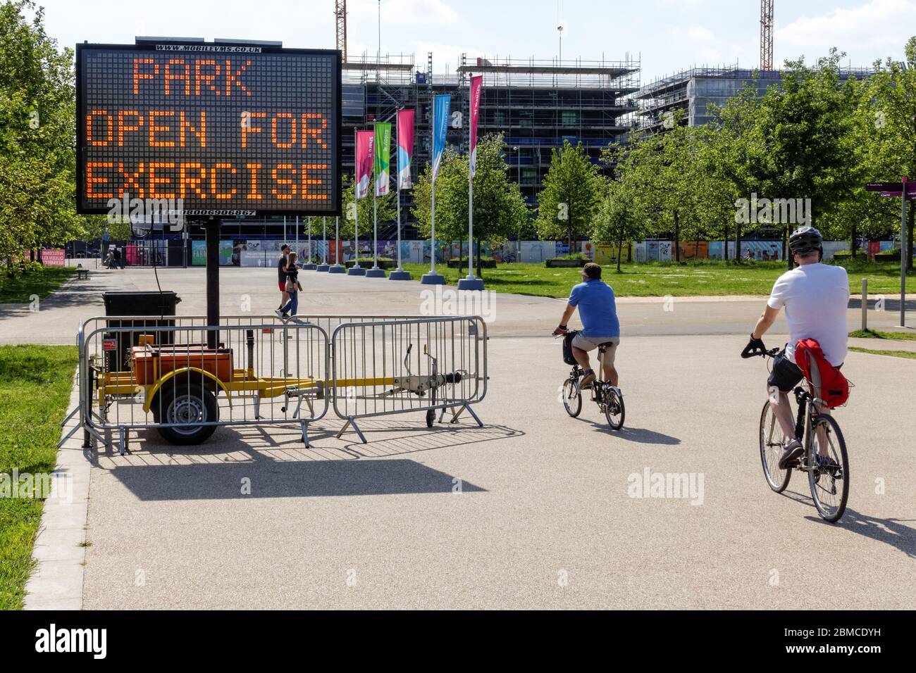 Informationafel im Queen Elizabeth Olympic Park, die die Menschen an die Regeln der Sperrung des Coronavirus erinnert. London, England Vereinigtes Königreich Großbritannien Stockfoto
