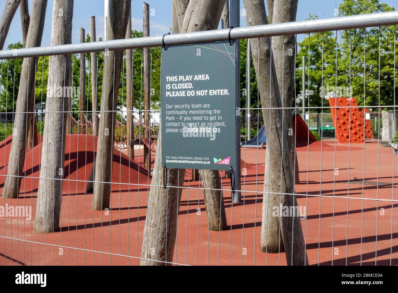 Spielplatz wegen Ausbruch des Coronavirus geschlossen und abgeriegelt, London, England Vereinigtes Königreich Großbritannien Stockfoto