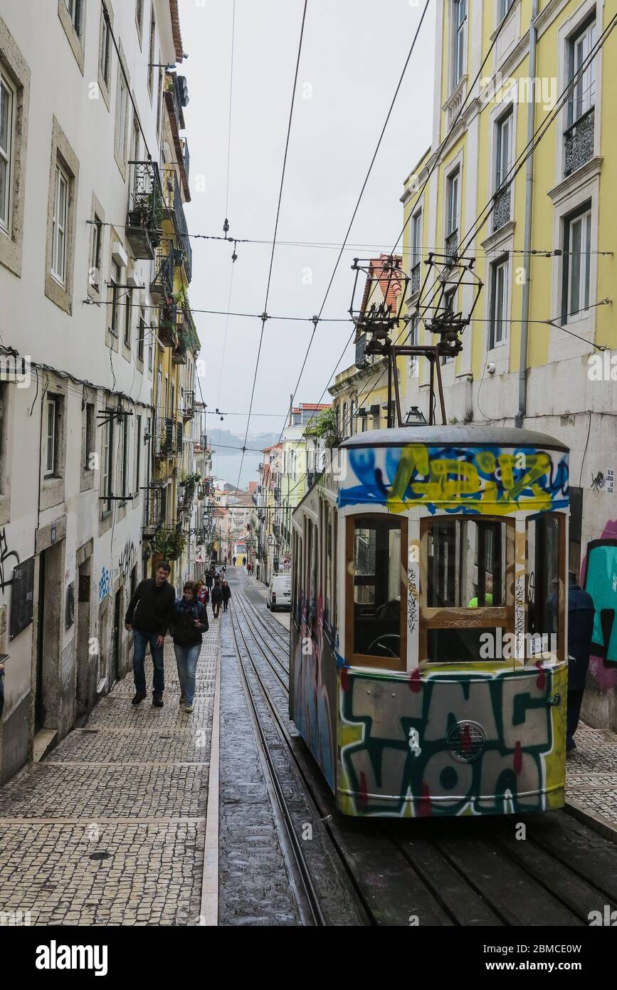 Eine Straßenbahn im Bairro Alto Viertel von Lissabon, Portugal Stockfoto