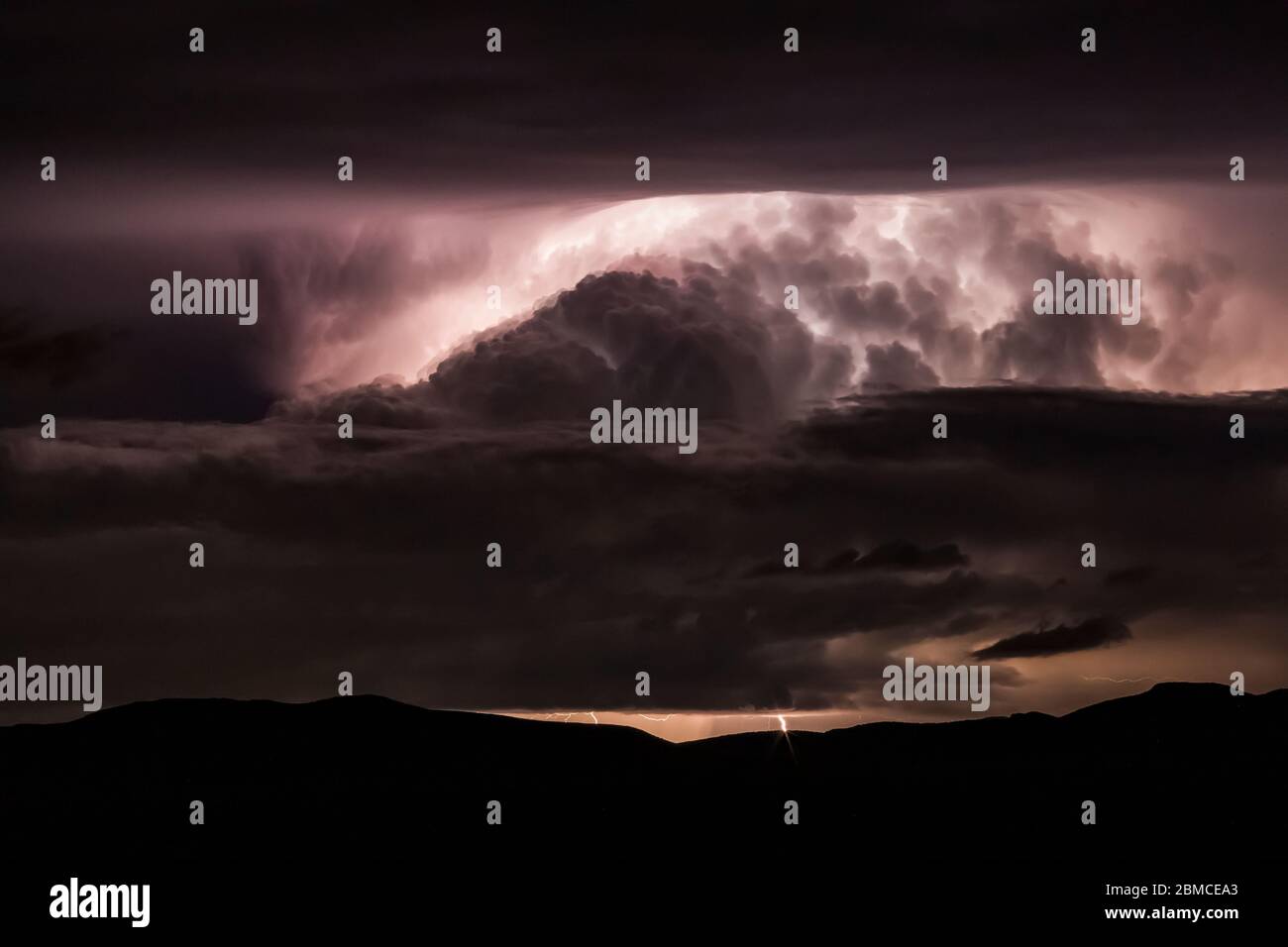Intensives nächtliches Gewitter mit Wolken-zu-Boden-Blitzschlag über dem Mimbres Valley und den umliegenden Bergen, vom City of Rocks State Park aus gesehen, Stockfoto