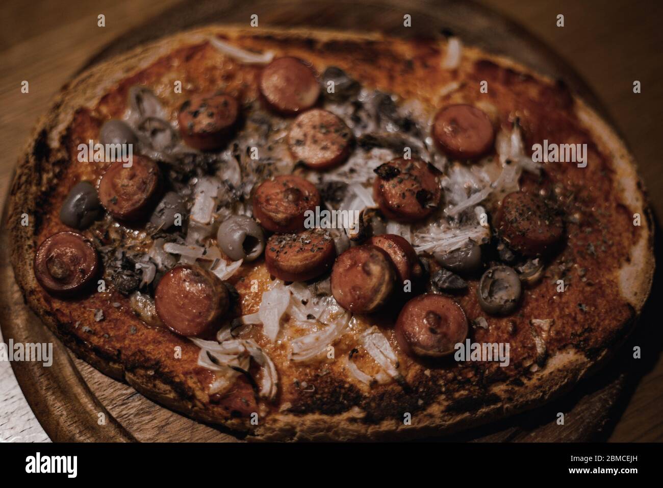 Schwarzfärbeeffekt auf Bruschetta mit Oliven, Frankretten und Zwiebeln Stockfoto