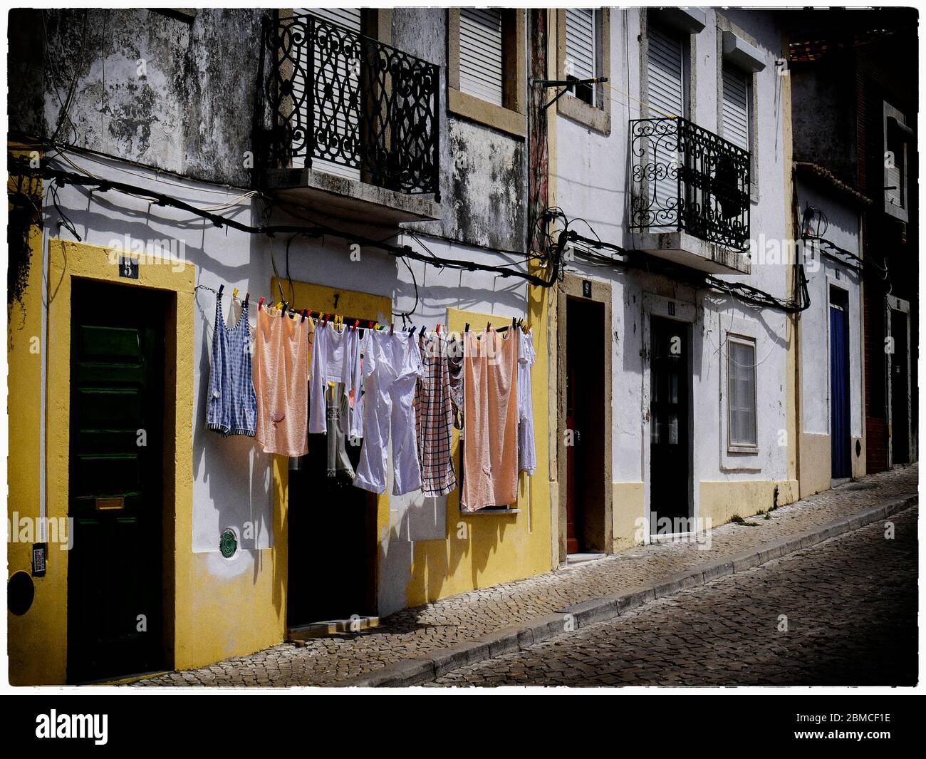 Kleidung, die vor einem mediterranen Haus hängt Stockfoto