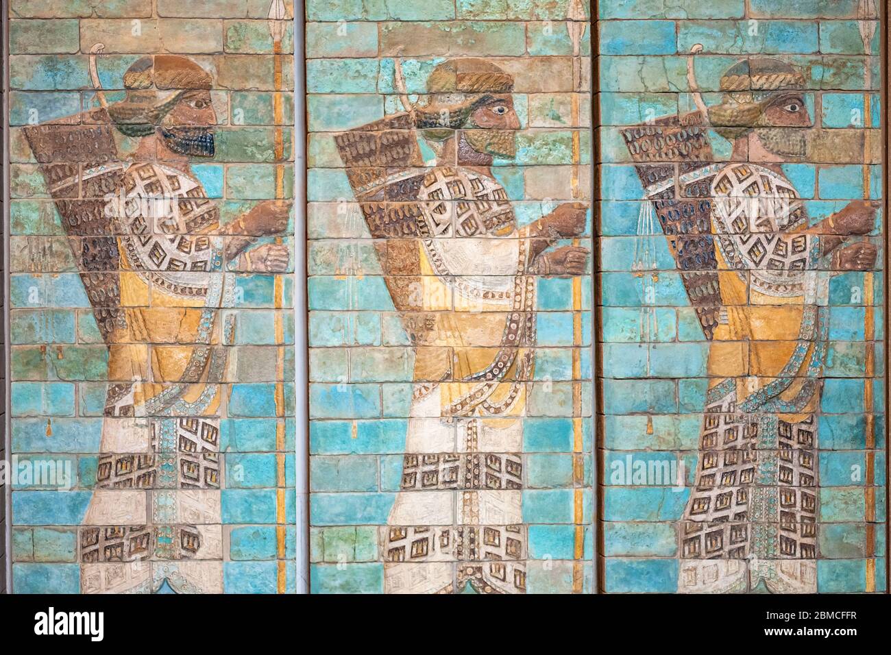 Der Bogenfries aus dem Palast des Darius in Susa von c 510 v. Chr. ausgestellt im Louvre, Paris Stockfoto