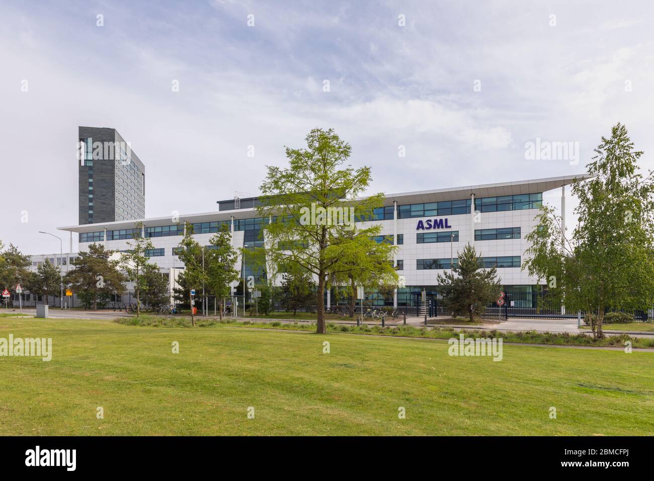 Veldhoven, Niederlande, 8. Mai 2020. ASML Unternehmen mit seiner Außenfassade des Gebäudes. Das niederländische Unternehmen ist der weltweite Lieferant von Stockfoto