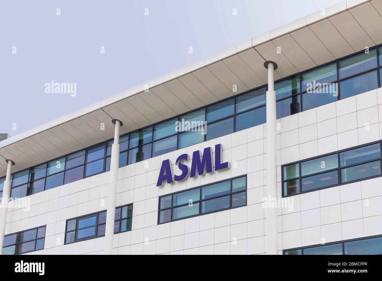 Veldhoven, Niederlande, 8. Mai 2020. ASML Firmenlogo auf dem Gebäude mit seiner Außenfassade. Das niederländische Unternehmen ist weltweit der Suppl Stockfoto