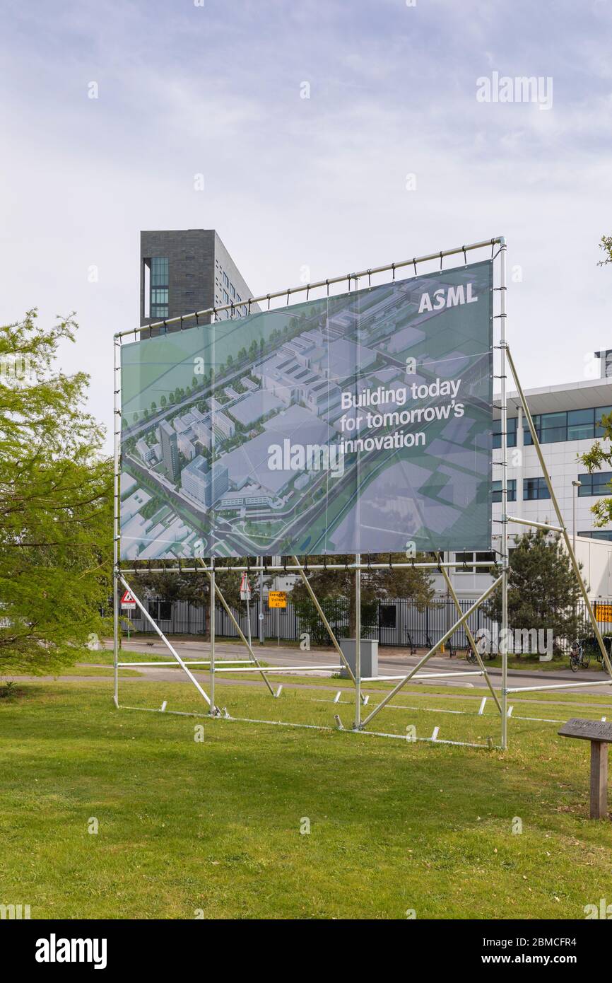 Veldhoven, Niederlande, 8. Mai 2020. ASML Firmenlogo vor dem Gebäude. Das niederländische Unternehmen ist der weltweite Anbieter von Mikroskopen Stockfoto