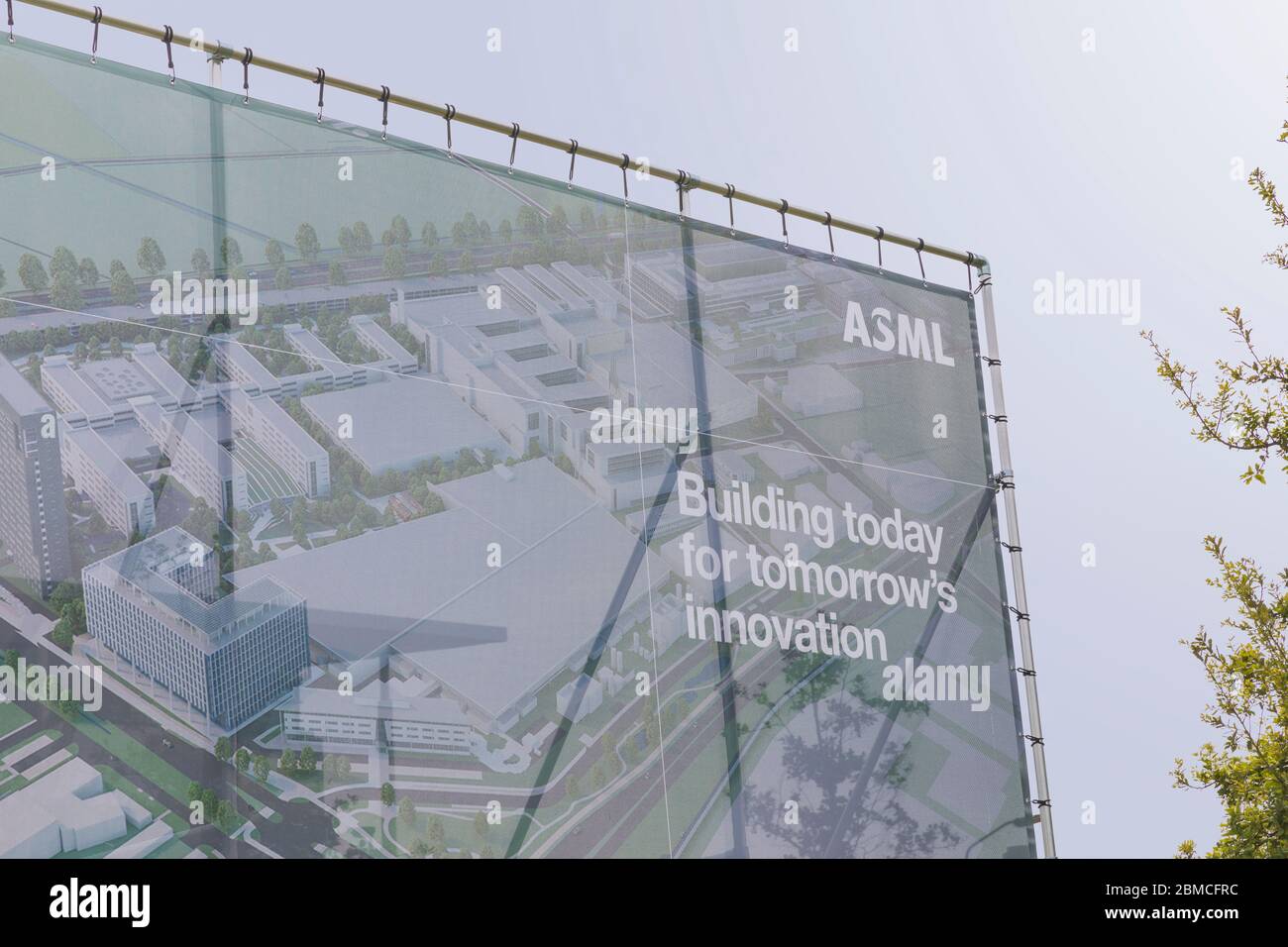 Veldhoven, Niederlande, 8. Mai 2020. ASML-Branding-Details vor dem Gebäude. Das niederländische Unternehmen ist der weltweite Lieferant o Stockfoto