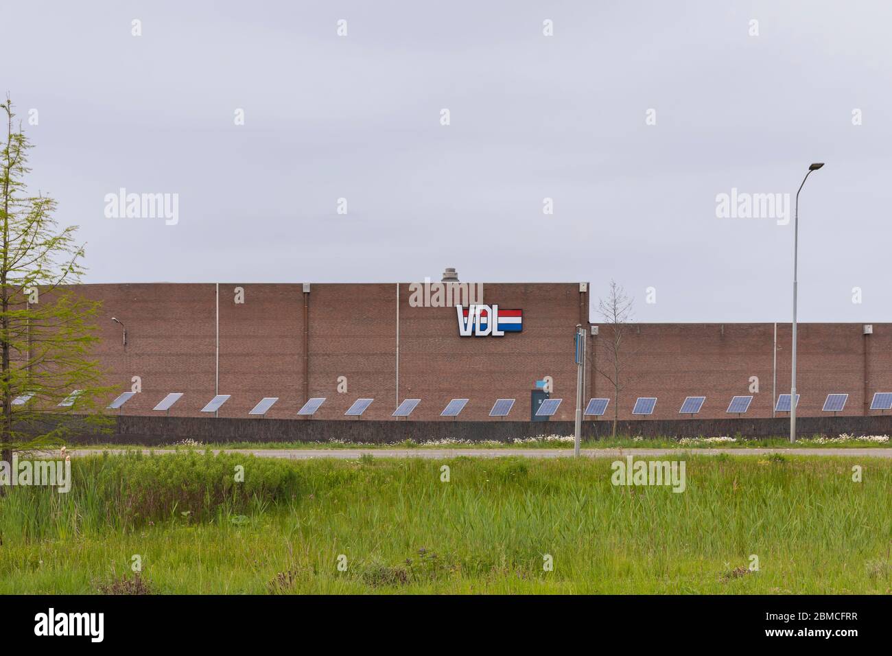 Veldhoven, Niederlande, 8. Mai 2020. VDL mit Logo vor dem Gebäude. Das niederländische Unternehmen entwickelt und produziert Busse Stockfoto