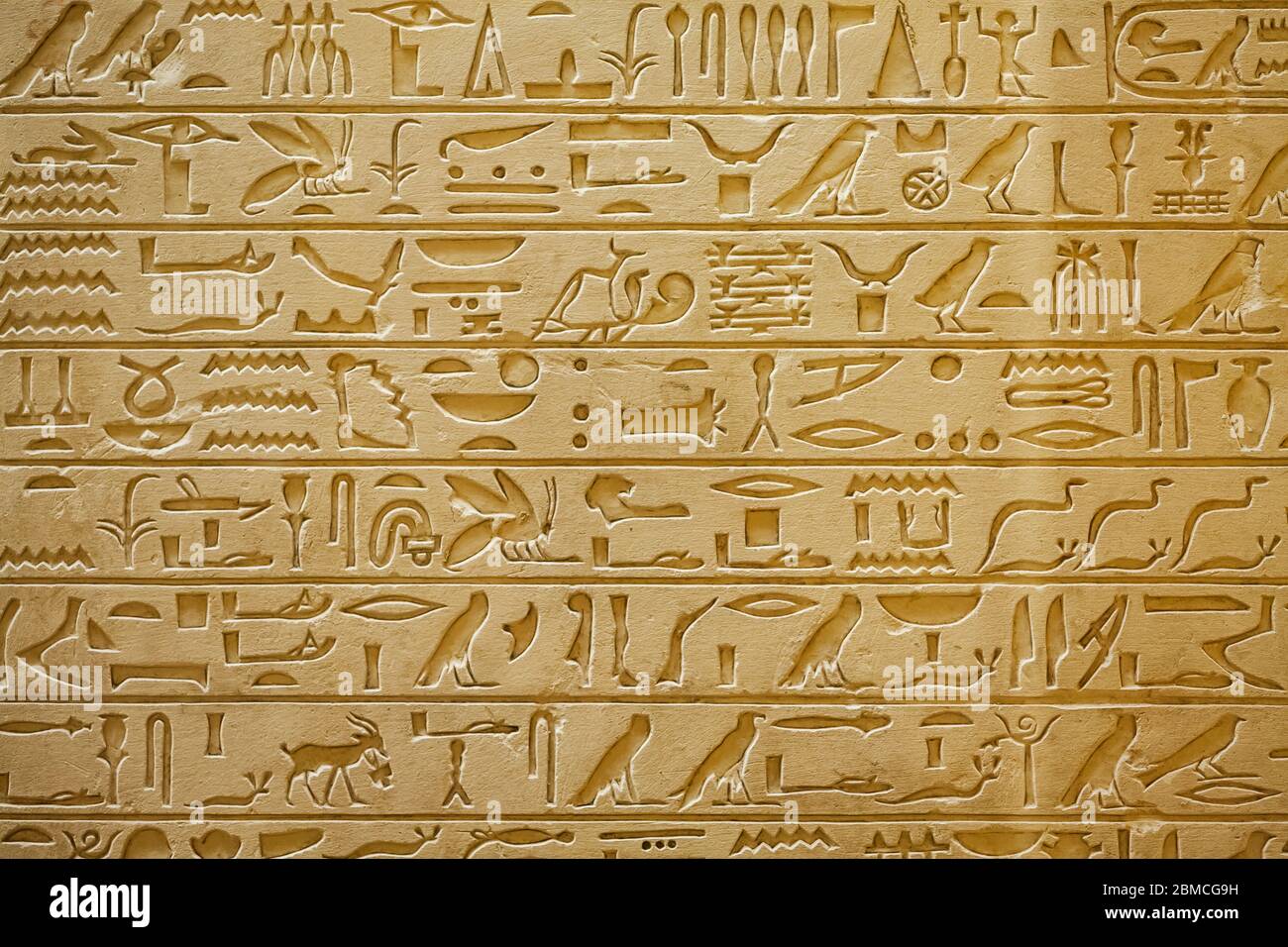 Alte Hieroglyphen im Louvre, Paris ausgestellt Stockfoto