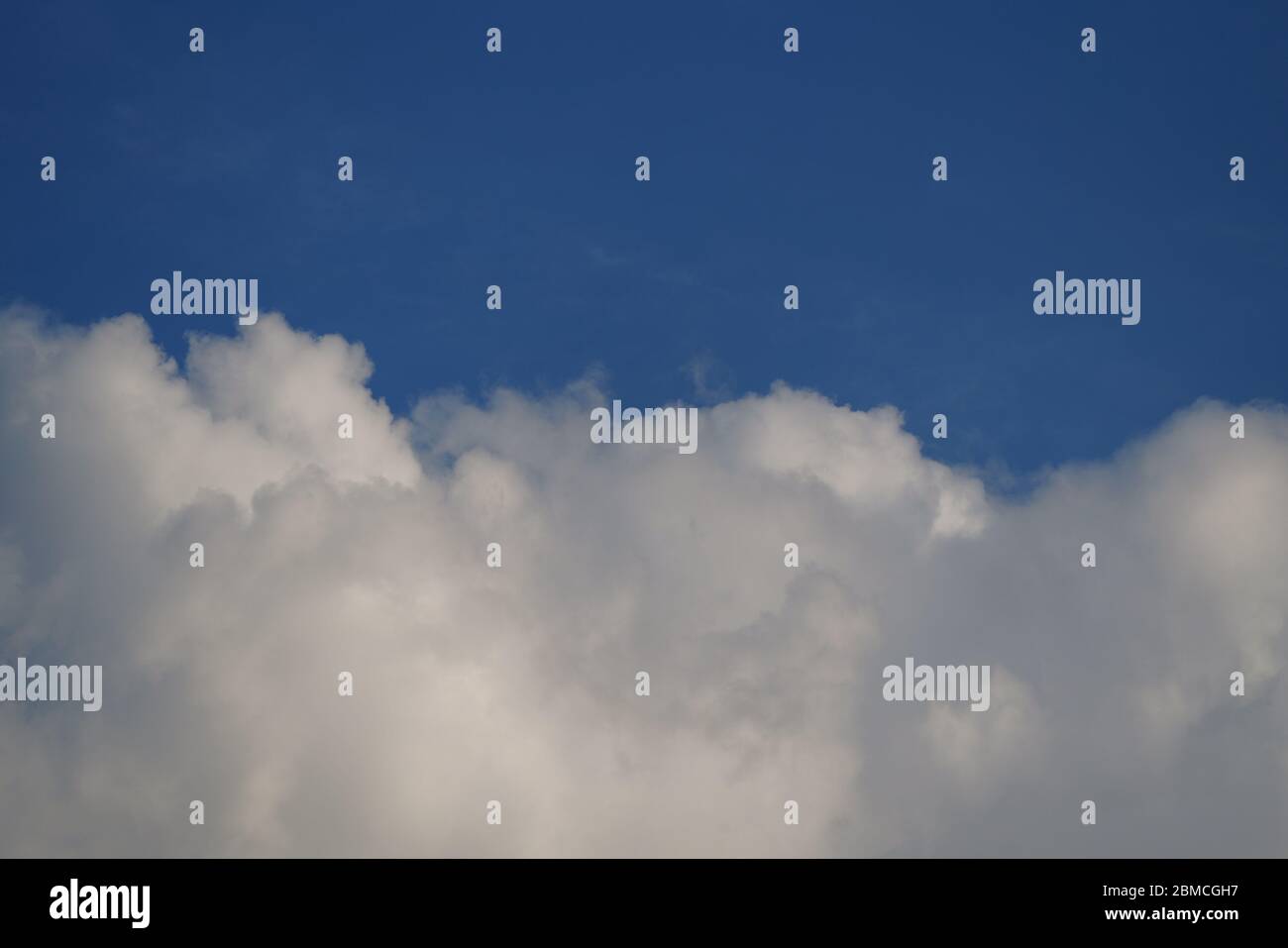 Wolken unter blauem Himmel Stockfoto