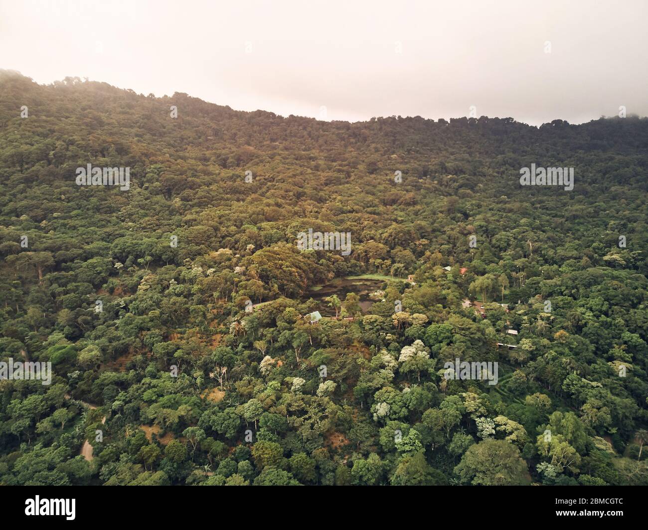 Kleiner See im grünen Berg Hintergrund Luft über Drohne Ansicht Stockfoto