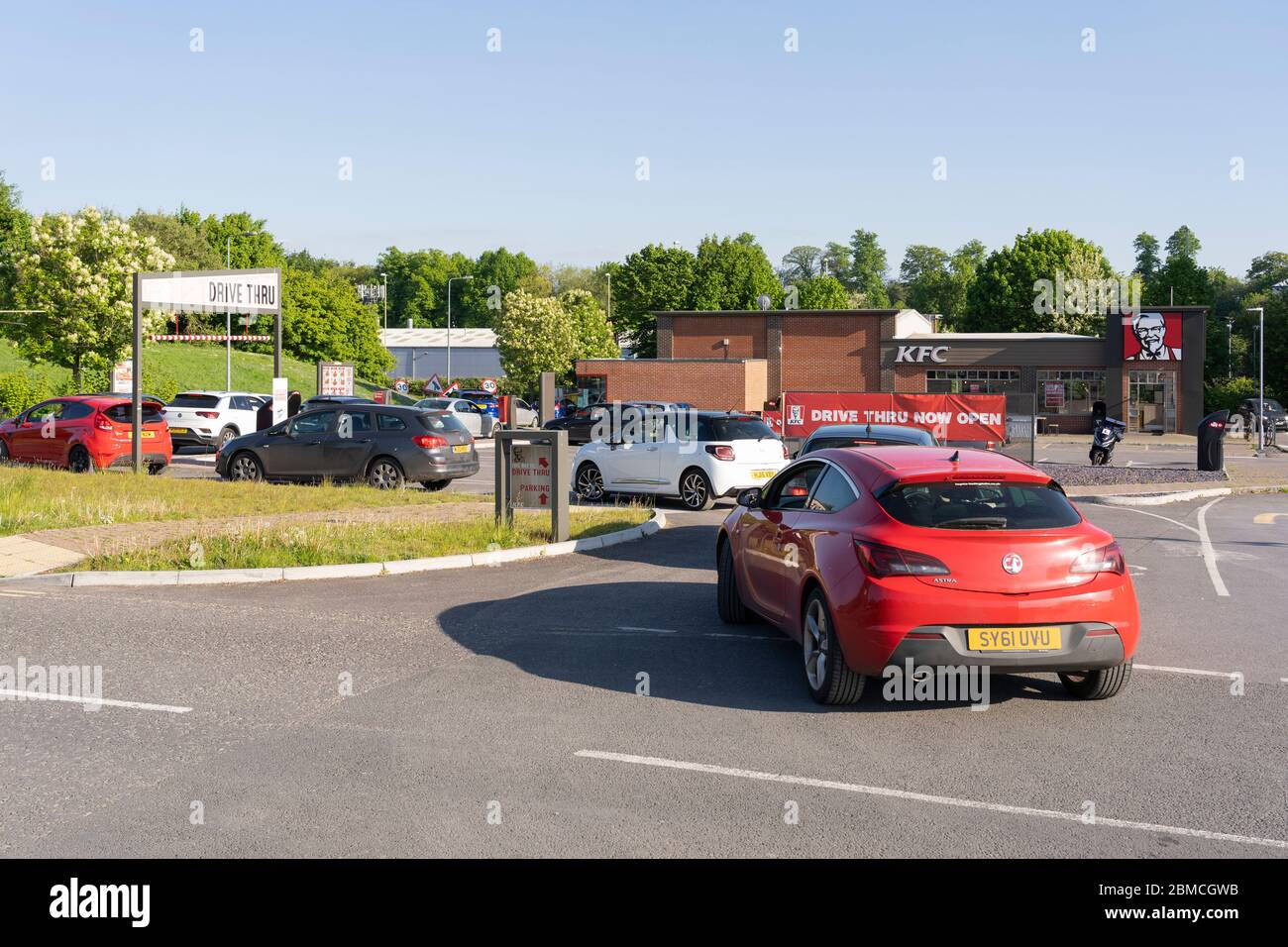 Autos, die Schlange stehen, um in KFC zu gelangen, fahren durch, da Sperrbeschränkungen für Coronavirus Covid-19 teilweise aufgehoben werden. Basingstoke, Großbritannien. Mai 2020 Stockfoto