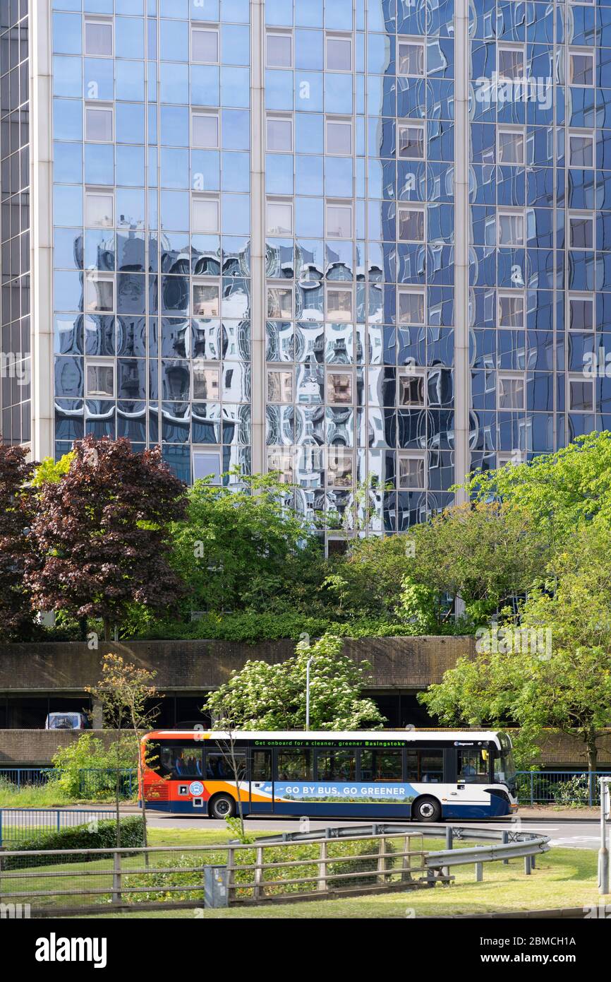 Ein Stagecoach-Bus fährt an den Churchill Place Hochhäusern im Stadtzentrum von Basingstoke vorbei - Thema: Stadt, öffentlicher Verkehr, Wiedereröffnung der Covid-19-Sperre Stockfoto
