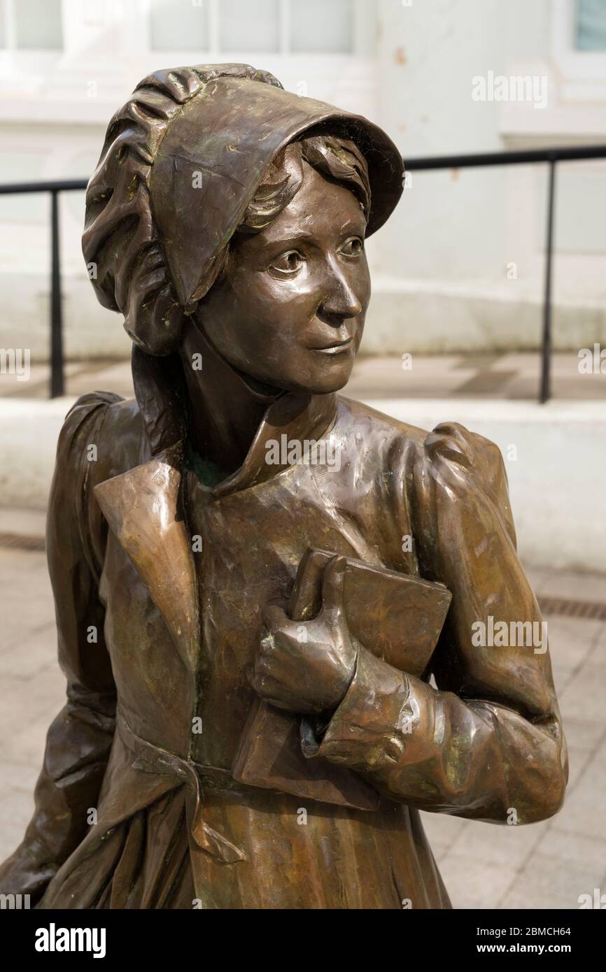 Eine lebensgroße Bronzefigur von Jane Austen auf dem Marktplatz wurde im Juli 2017 enthüllt, um an den 200. Todestag zu erinnern. Basingstoke, Großbritannien Stockfoto