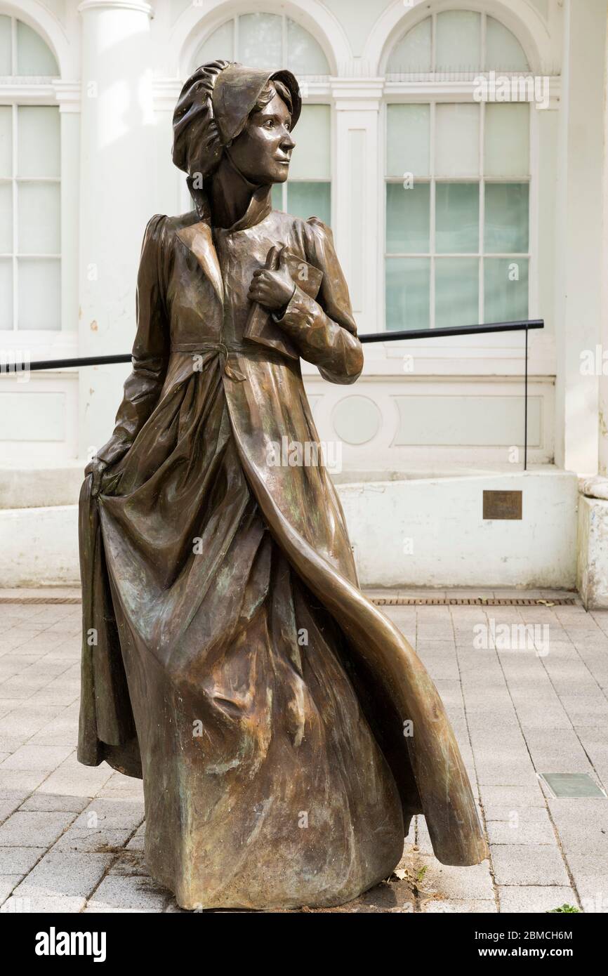Eine lebensgroße Bronzefigur von Jane Austen auf dem Marktplatz wurde im Juli 2017 enthüllt, um an den 200. Todestag zu erinnern. Basingstoke, Großbritannien Stockfoto