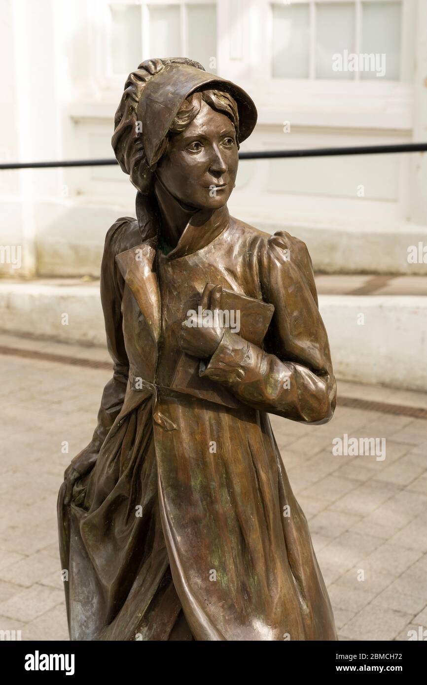 Eine lebensgroße Bronzefigur von Jane Austen auf dem Marktplatz wurde im Juli 2017 enthüllt, um an den 200. Todestag zu erinnern. Basingstoke, Großbritannien Stockfoto