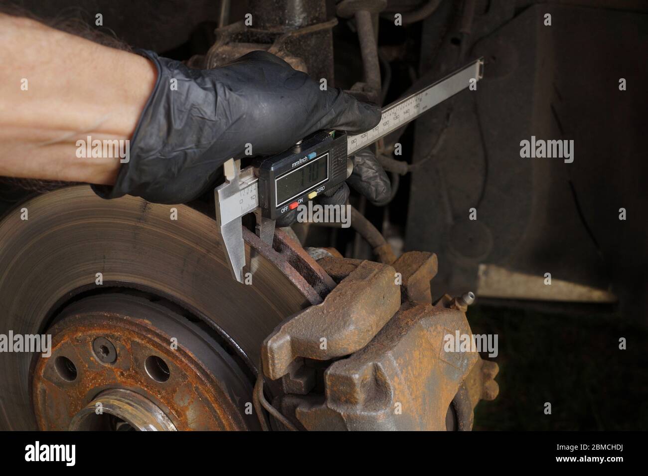 Beurteilung des technischen Zustands, Dickenmessung mit digitalen Messschieber. Bremsscheiben. Stockfoto