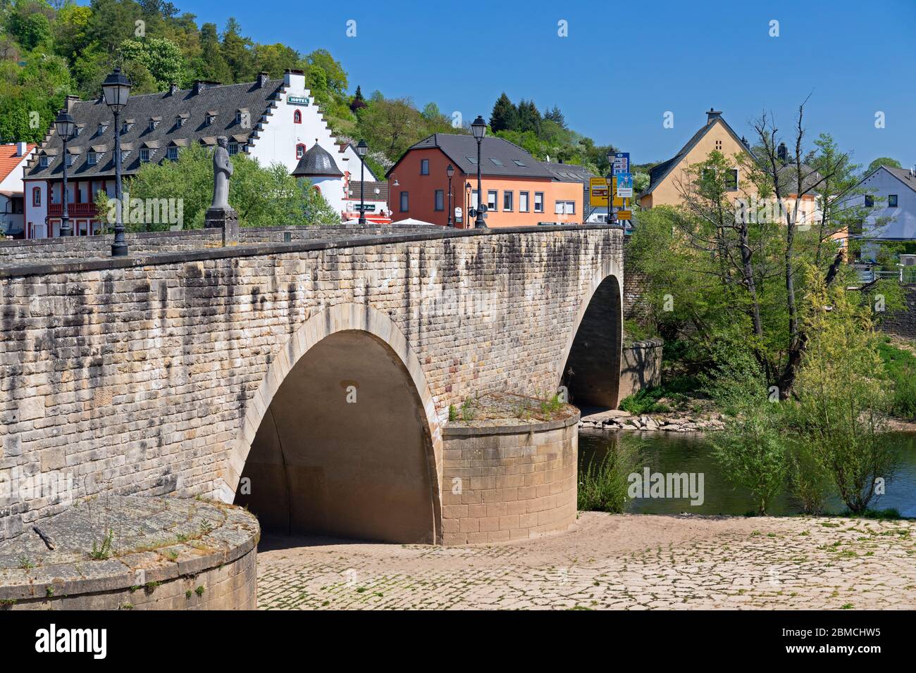 Europa, Luxemburg, Grevenmacher, Echternach, Brücke über den Fluss Sûre, die die Grenze zu Deutschland bildet (geschlossen während der Covid-19 Pandemie, 2020) Stockfoto