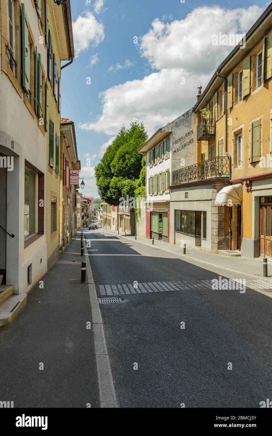 Yverdon-les-Bains, Schweiz - 26. Juni 2016: Ruhige, ruhige Straßen einer kleinen Schweizer Stadt. Gemeinde im Bezirk Jura-Nord vaudois der Stockfoto