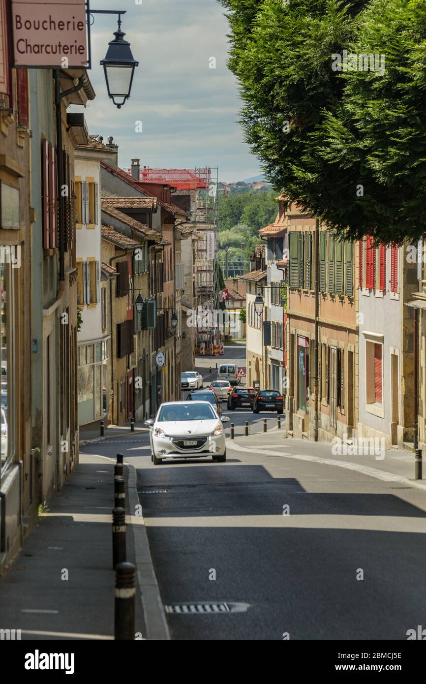 Yverdon-les-Bains, Schweiz - 26. Juni 2016: Ruhige, ruhige Straßen einer kleinen Schweizer Stadt. Gemeinde im Bezirk Jura-Nord vaudois der Stockfoto