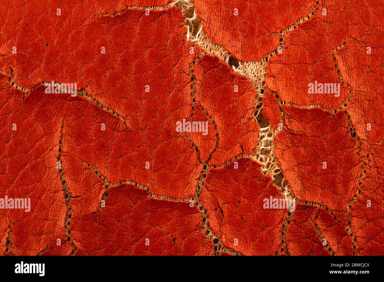 Makro Nahaufnahme Detail von schwer braun rissig Kunstleder Material  Hintergrund Textur mit Schwamm sichtbar darunter Stockfotografie - Alamy