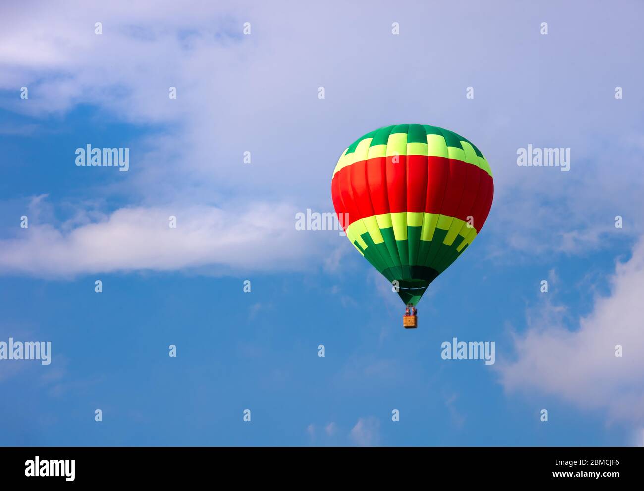 Bunte Heißluftballon fliegen in den Himmel Stockfoto