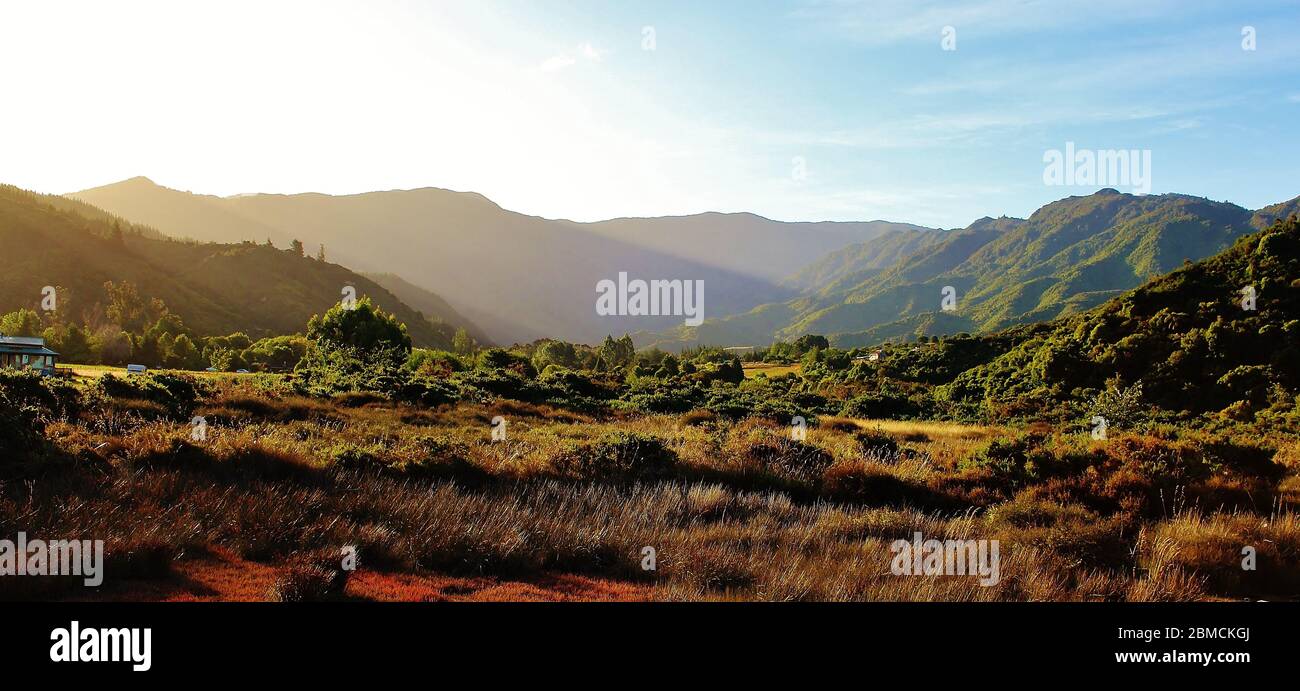 Schönes Panorama der großartigen Landschaft mit stimmungsvollem Licht in der Nähe des Abel Tasman National Park in Neuseeland. Phtoto in der Nähe der Barn Backpackers Cam genommen Stockfoto