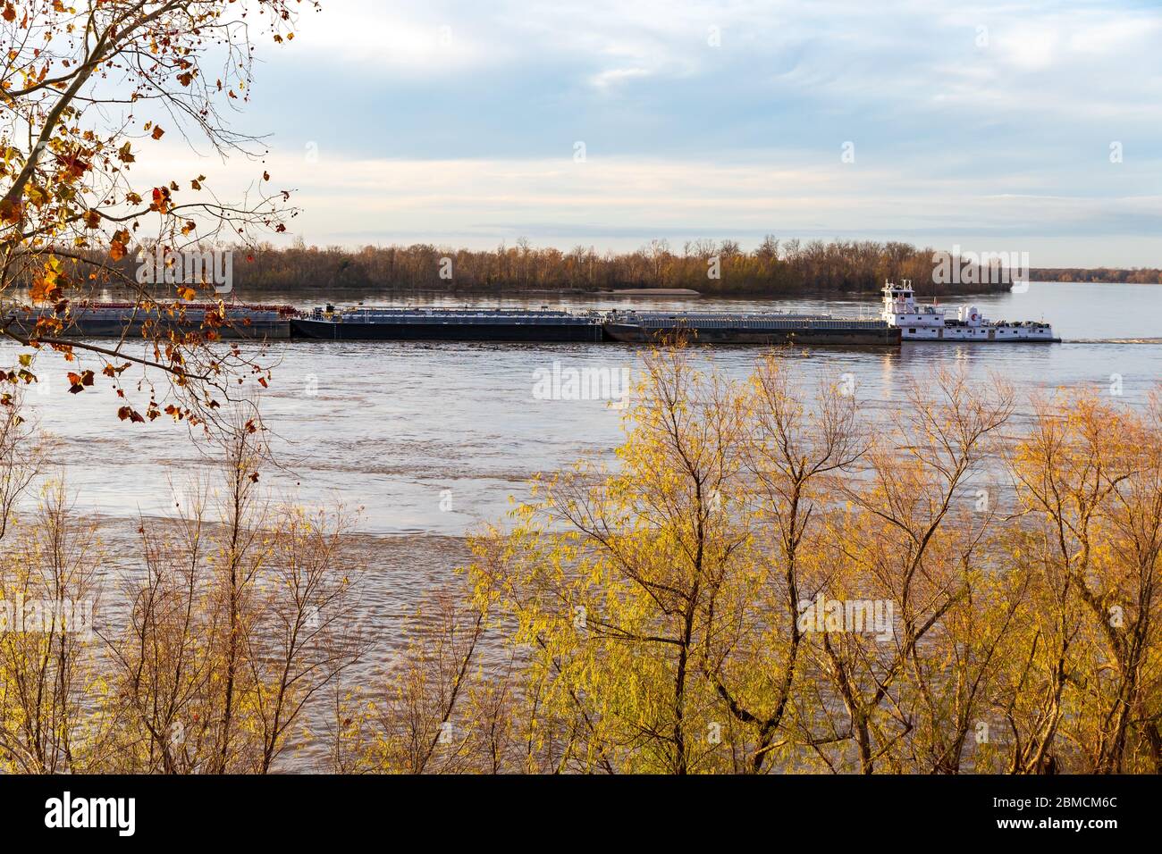 Vicksburg, MS / USA: Schleppboot auf dem Mississippi in Vicksburg, Mississippi Stockfoto